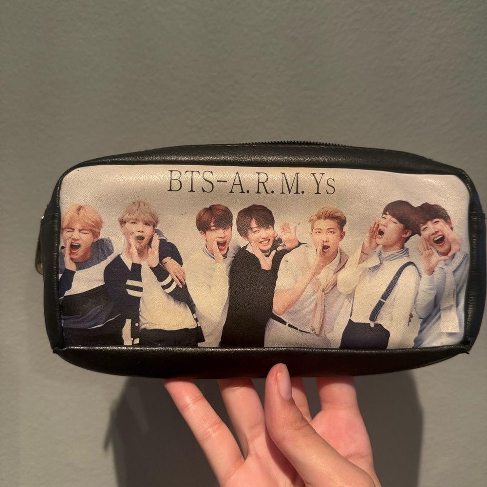 BTS-ARMYs Black and White Men's Bag